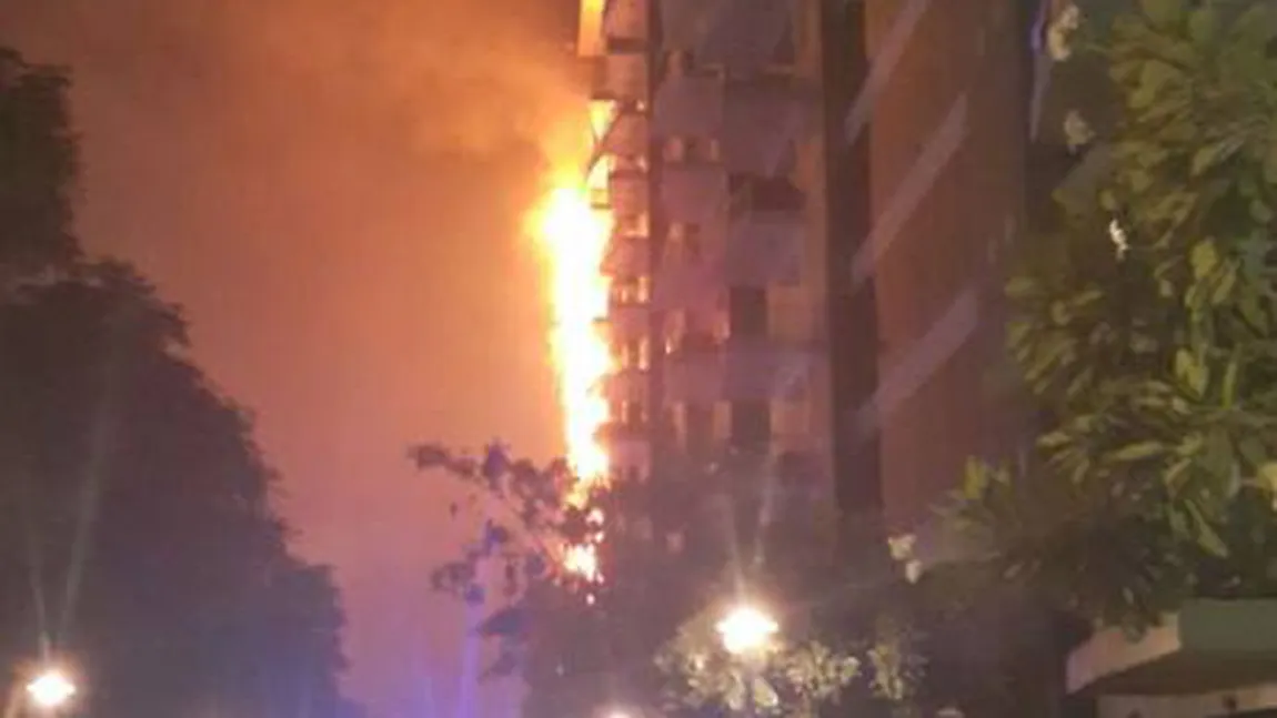 Incendiu violent pe insula artificială Palm Jumeirah, din Dubai. Un bloc luxos a fost cuprins de flăcări VIDEO