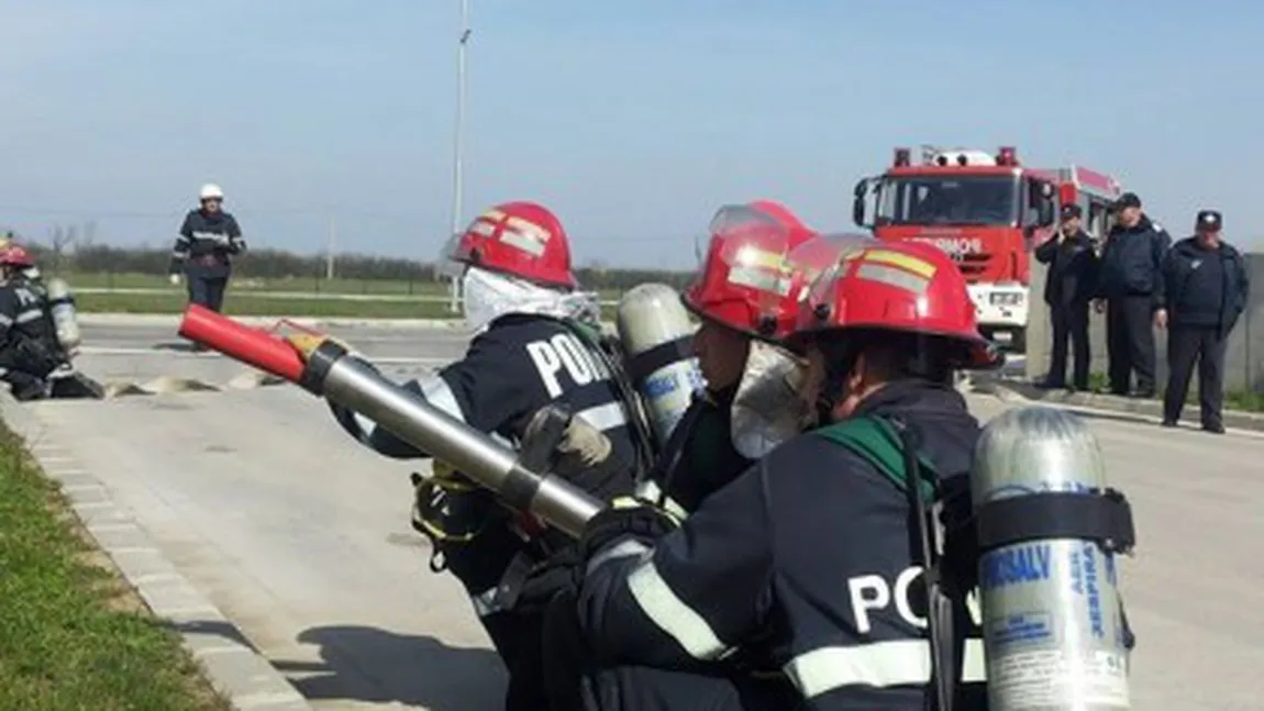 PERICOL DE EXPLOZIE la Arad. O cisternă cu motorină s-a răsturnat în apropiere de aeroport
