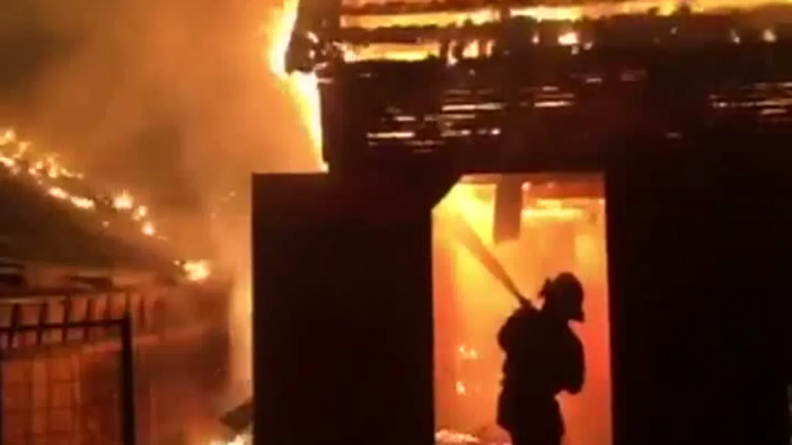 Incendiu violent, femeie găsită moartă la uşă