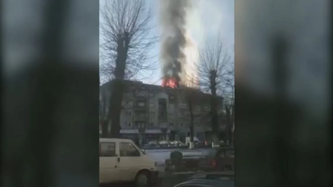 Incendiu puternic la un bloc din judeţul Alba. 20 de persoane au fost evacuate