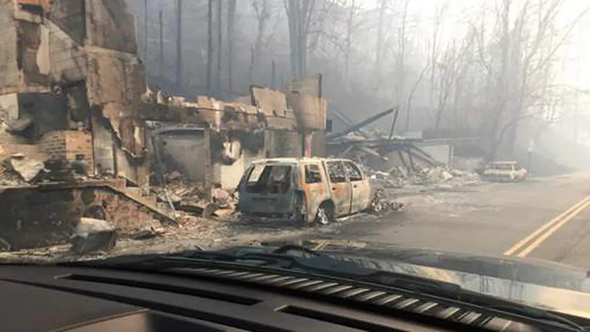 Incendii devastatoare au devastat o regiune turistică montană. Şapte morţi şi mii de persoane evacuate