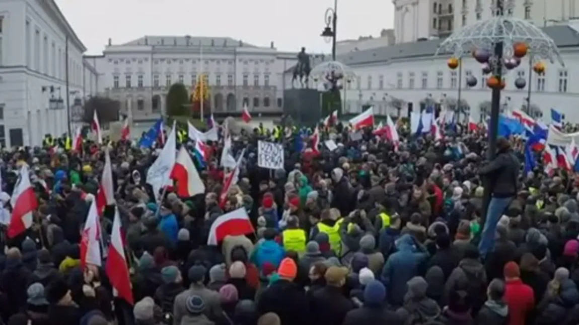 Protestele în Polonia continuă. Oamenii sunt revoltaţi de planurile de restricţionare a libertăţii presei