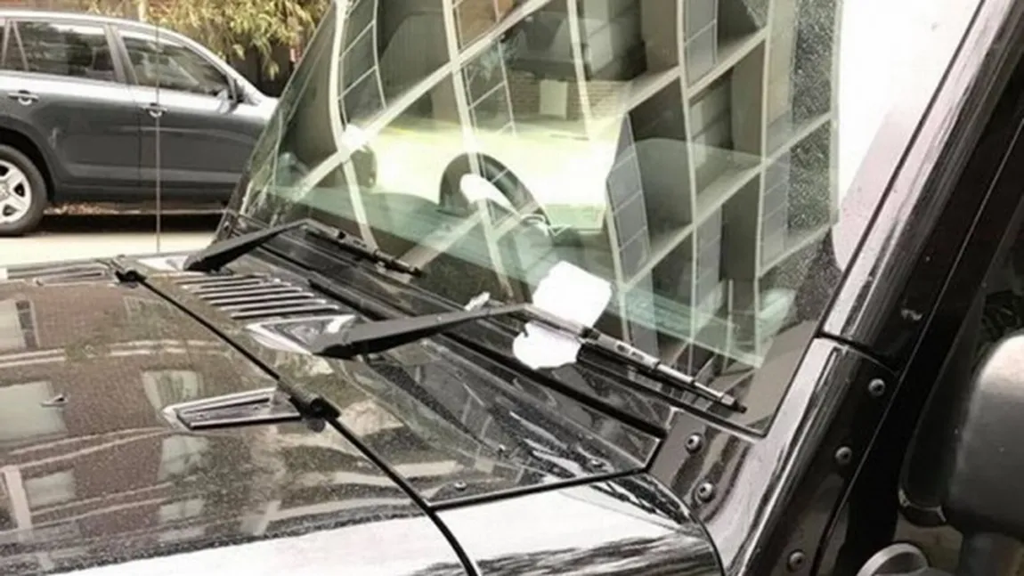 Şi-a găsit maşina LOVITĂ în parcare, cu un BILET în parbriz. Ce era SCRIS
