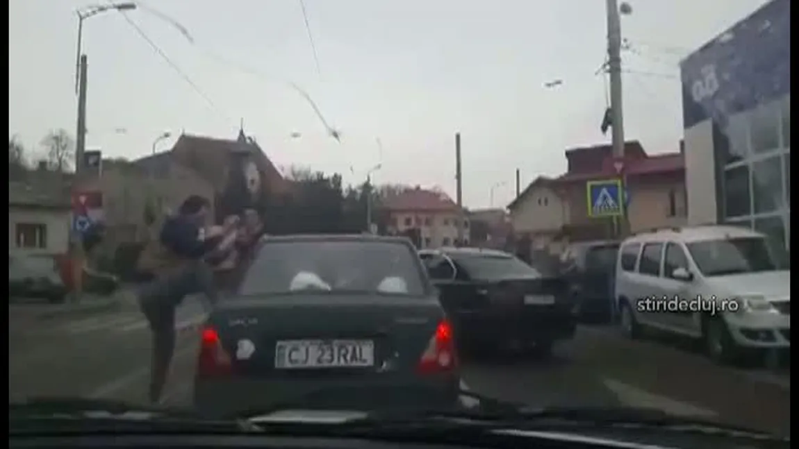 ATAC VIOLENT în trafic. Un şofer s-a baricadat în maşină VIDEO