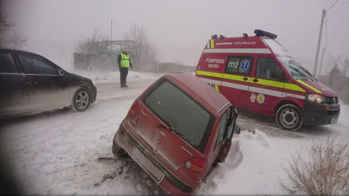 Accident cu trei răniţi în Botoşani. O maşină a intrat într-un cap de pod