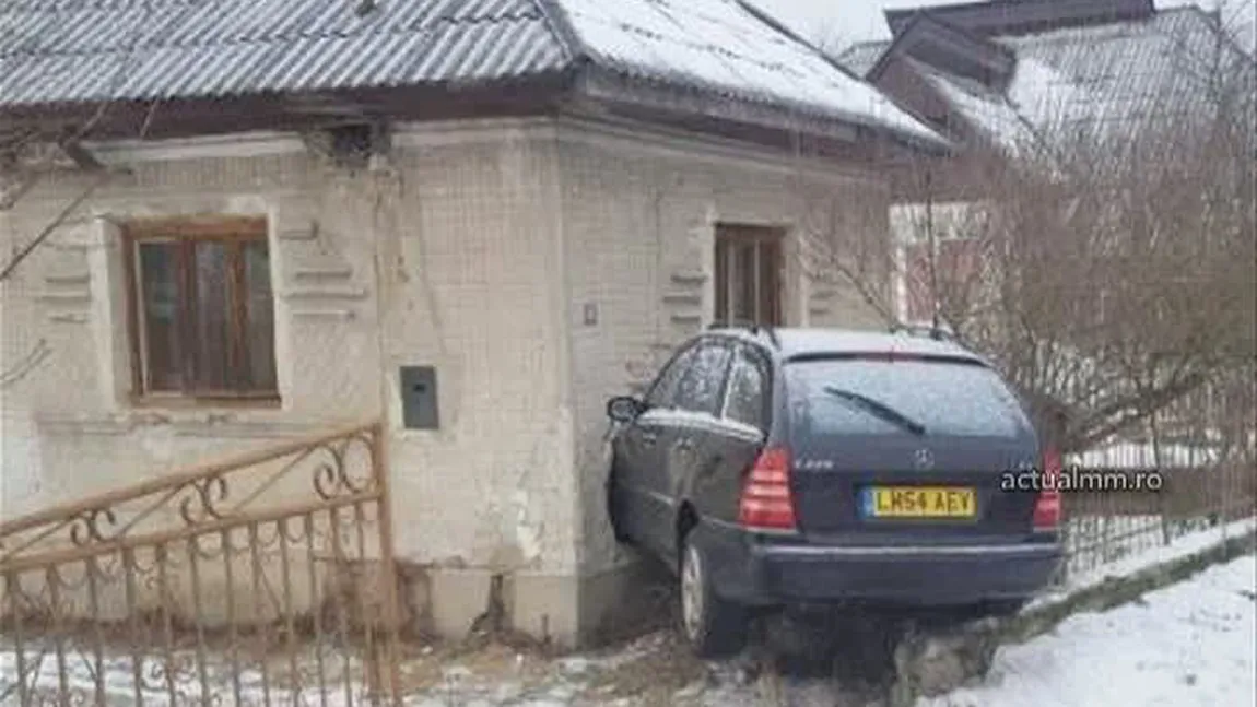 Accident în Maramureş. Un bărbat s-a trezit cu o maşină în casă după ce un şofer a pierdut controlul volanului