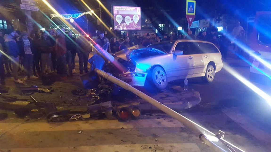 Imagini şocante de la tragedia sfârşitului de an, în România. Două persoane, soţ şi soţie, au murit într-un accident VIDEO