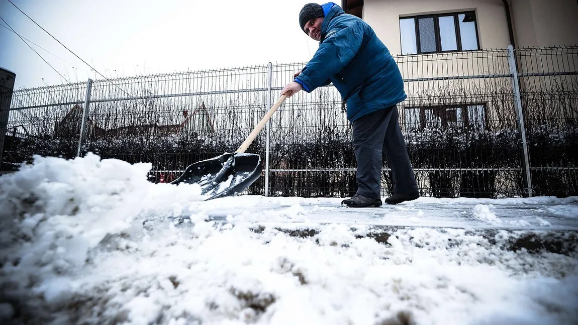 Amenzi usturătoare pentru cei care nu îşi curăţă zăpada din faţa casei, blocului sau firmei. La cât se ridică sancţiunile