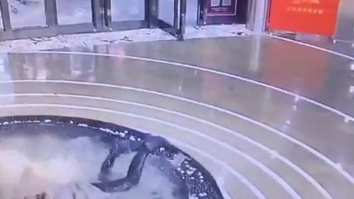 Faza săptămânii. A căzut în piscina unui mall, în timp ce scria SMS-uri VIDEO