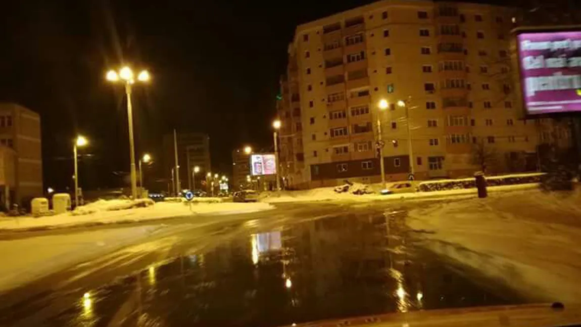 Avarie la o conductă cu apă din Sibiu. O stradă principală s-a transformat în patinoar