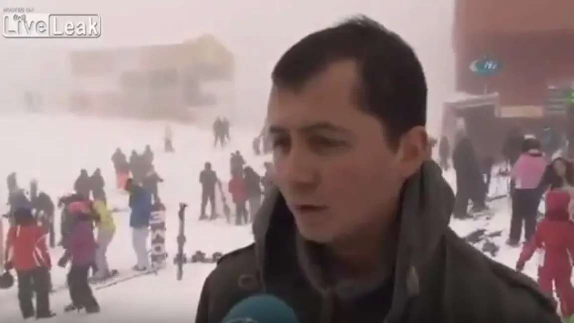 Avalanşă filmată în timpul unui interviu. Reacţia uluitoare a unui manager de hotel cand vede oamenii înghiţiţi de zăpadă