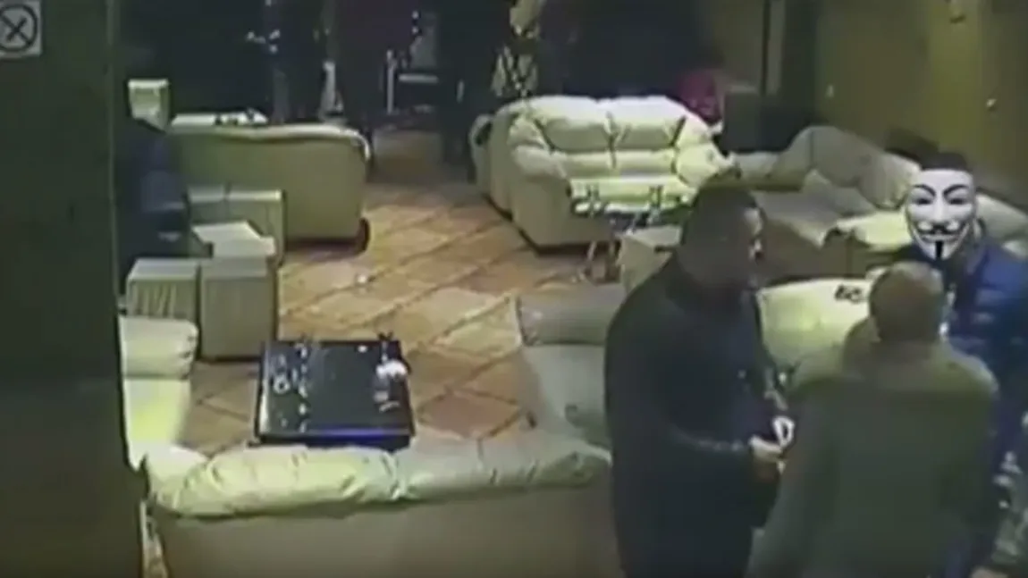 Imagini şocante, surprinse într-un club. O fată primeşte un pumn în faţă de la un bărbat pentru că-i refuză avansurile