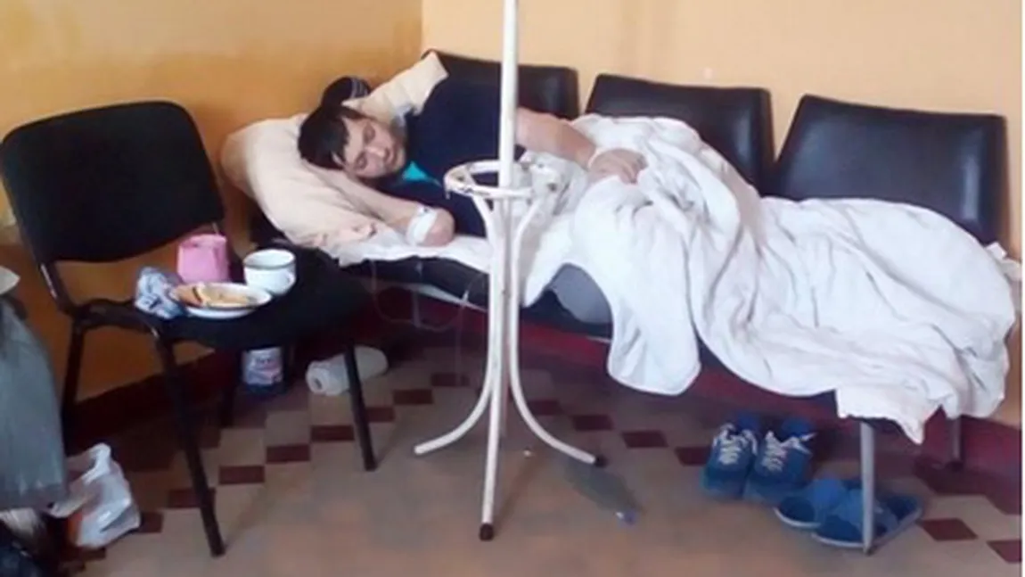 Tânăr bolnav de diabet internat pe holul spitalului. Medicii i-au improvizat un pat din mai multe scaune