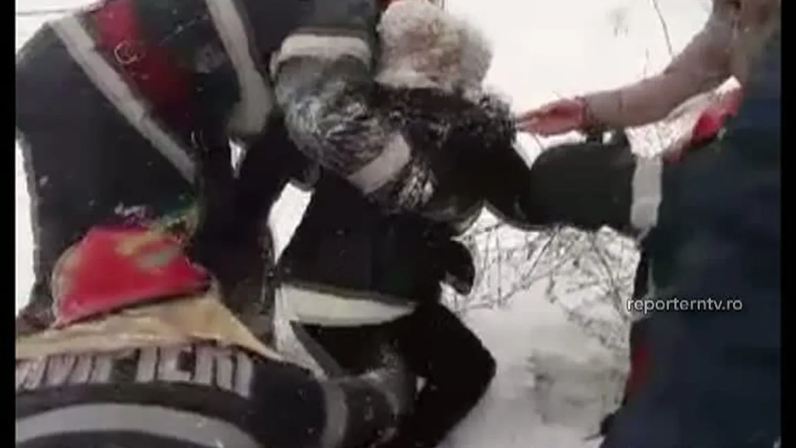 O fetiţă din Constanţa a căzut într-o canalizare acoperită de zăpadă VIDEO