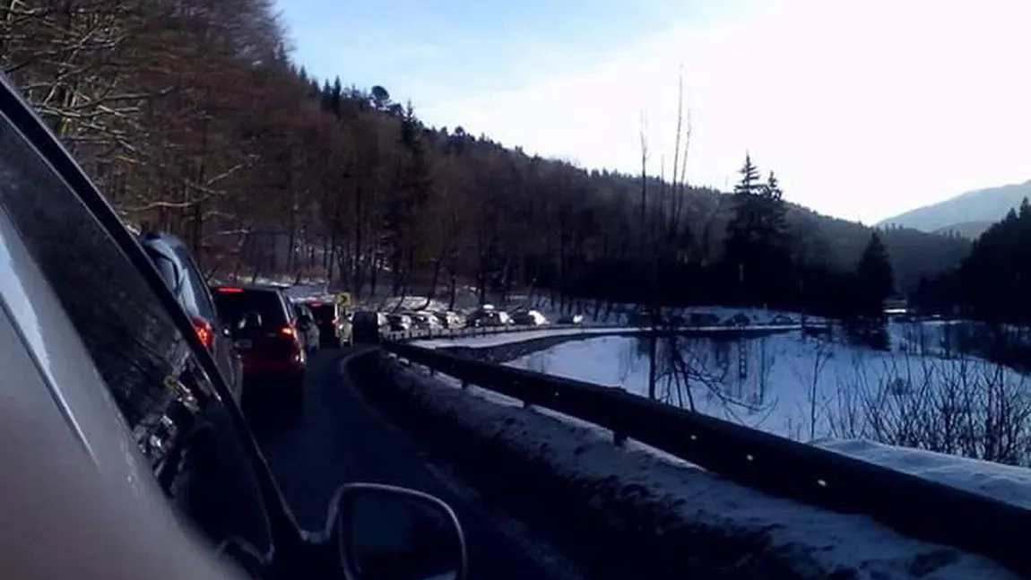 Trafic îngreunat în staţiunile montane de pe Valea Prahovei. Unde s-au format coloane de maşini