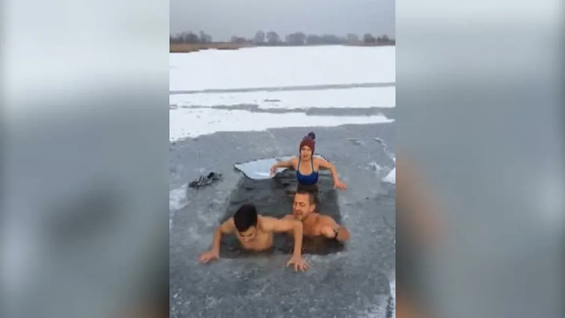 Un tată iresponsabil şi-a pus copiii să facă baie la copcă. Inconştienţa lui a devenit virală VIDEO