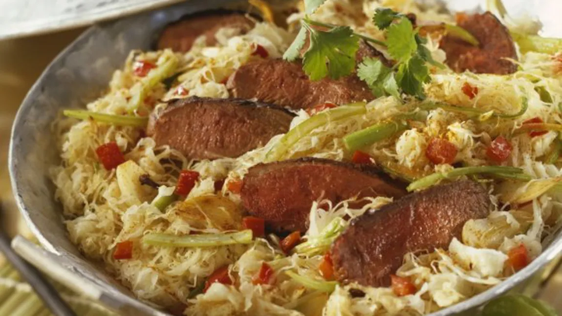 Cotlet de porc cu varză călită, reţetă tradiţională