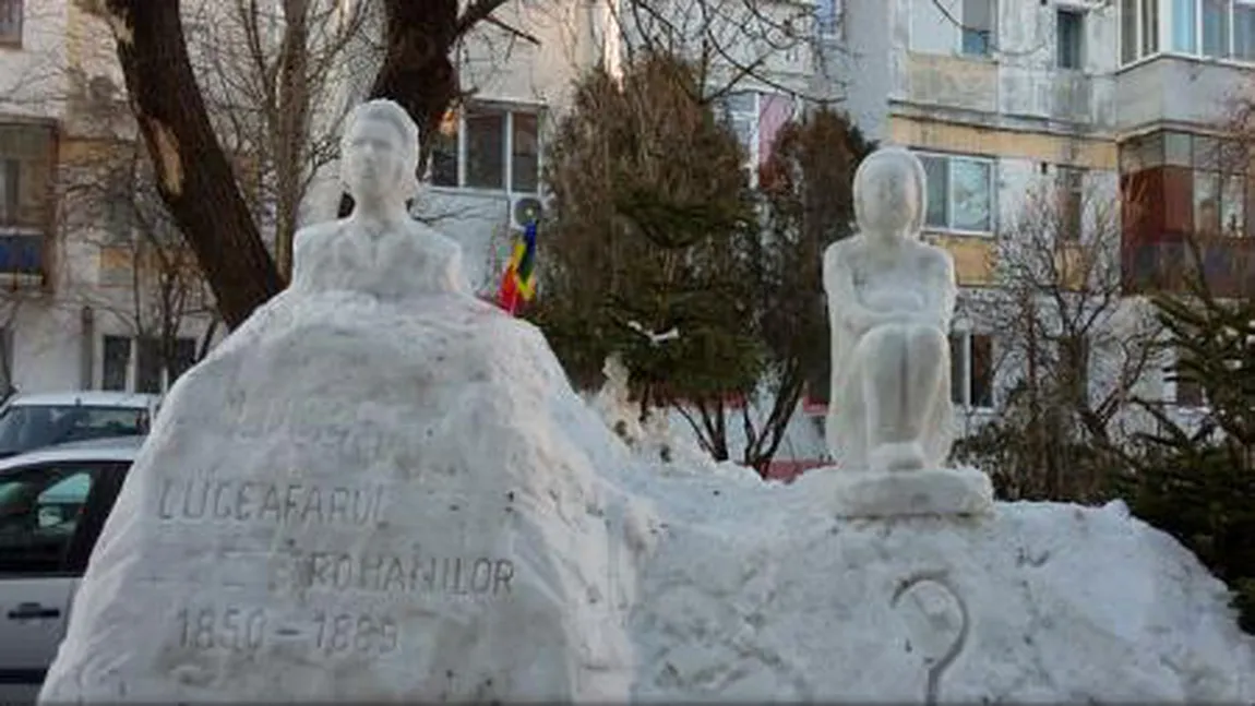 Un pensionar de 75 de ani din Galaţi a realizat un bust al lui Eminescu şi Cuminţenia Pământului din zăpadă îngheţată