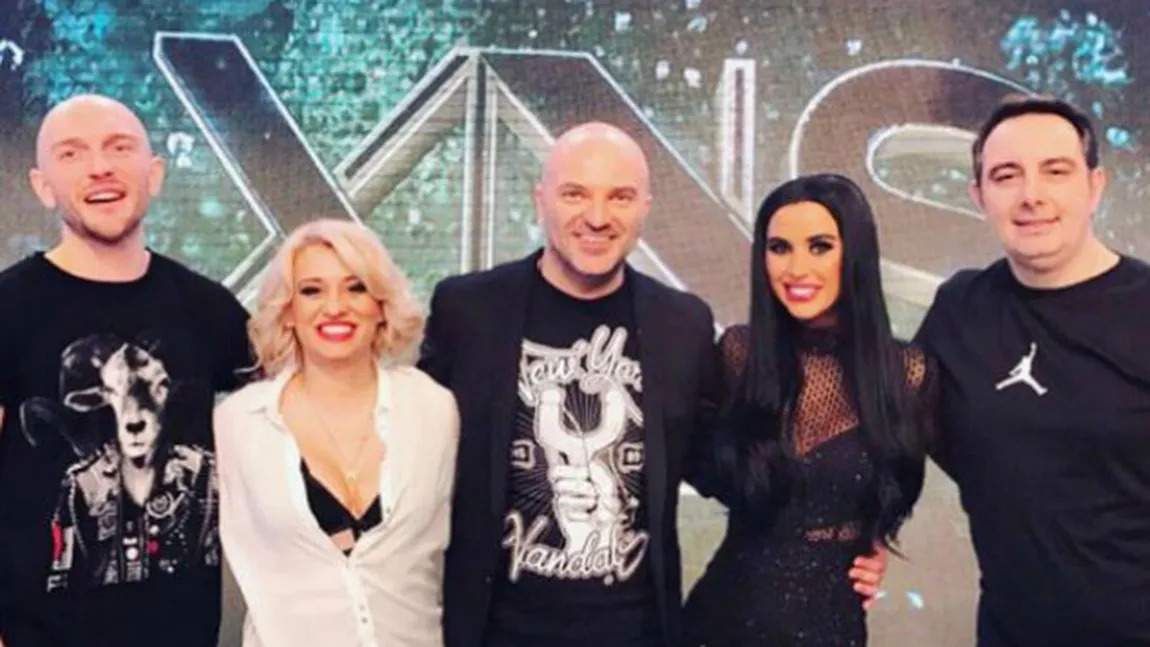 Xtra Night Show. Anisia Gafton, în prima ediţie a show-ului, cu lenjeria intimă la vedere. Blonda îi face concurenţă Danielei Crudu