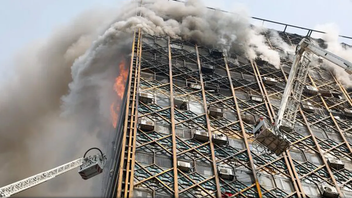 Cel puţin 30 pompieri au murit, după prăbuşirea unui turn cu 17 etaje din Teheran, în urma unui incendiu