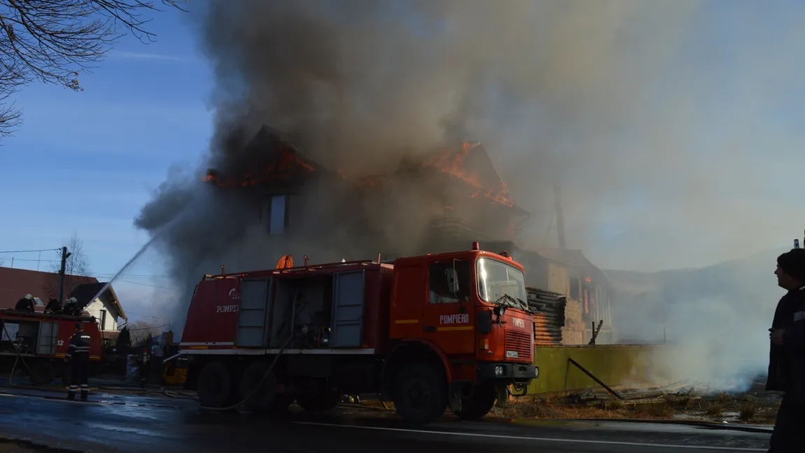 Panică de Anul Nou, o pensiune din Neamţ a fost cuprinsă de flăcări. Turiştii au fost evacuaţi
