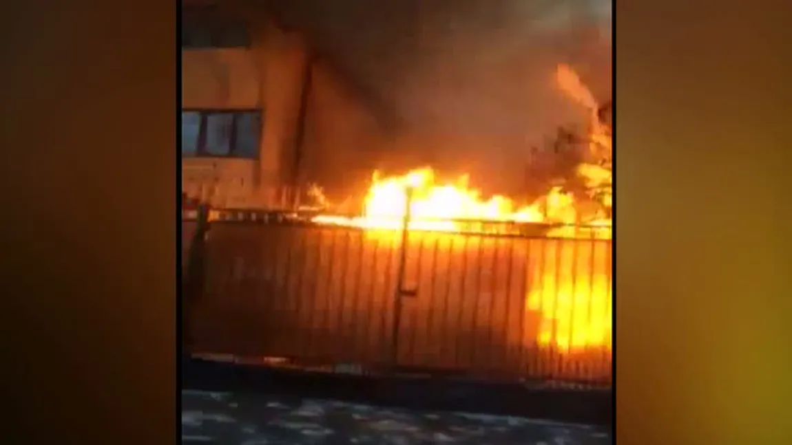 Incendiu în Târgu-Jiu. Focul a izbucnit la o casă şi s-a extins la două locuinţe VIDEO