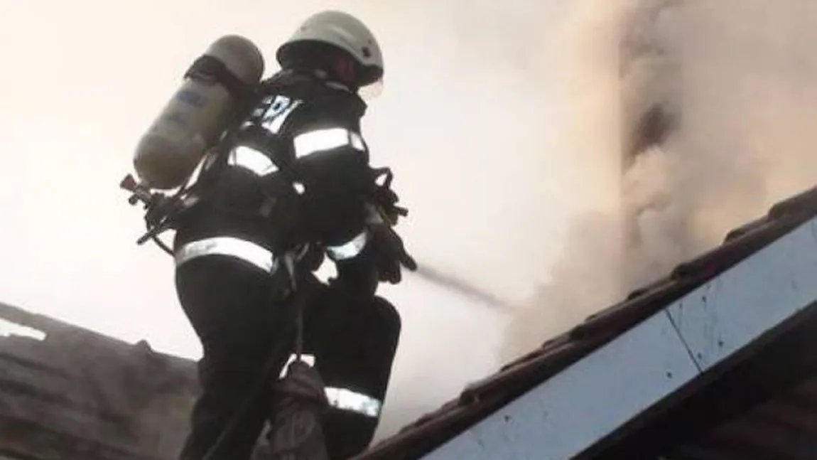 Incendiu la o şcoală din Arad: aproximativ 200 de elevi au fost evacuaţi