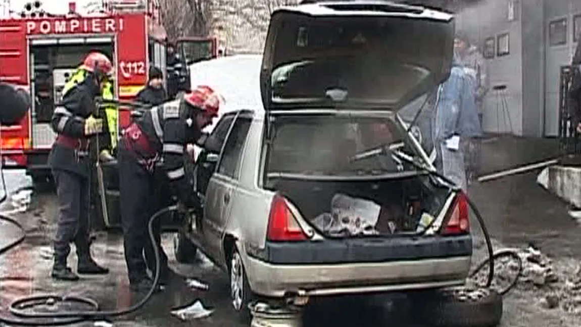 Maşină cuprinsă de flăcări, şoferul s-a salvat în ultima clipă
