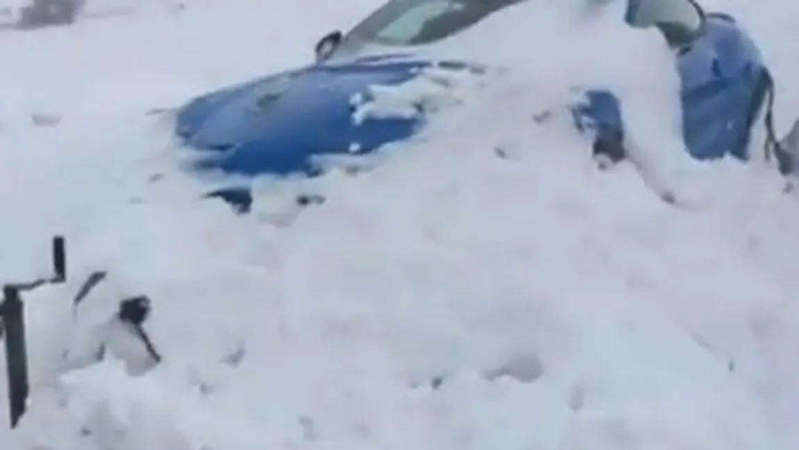 Trei persoane blocate cu maşinile în zăpadă, pe un drum din apropiere de DN 1, salvate de pompieri