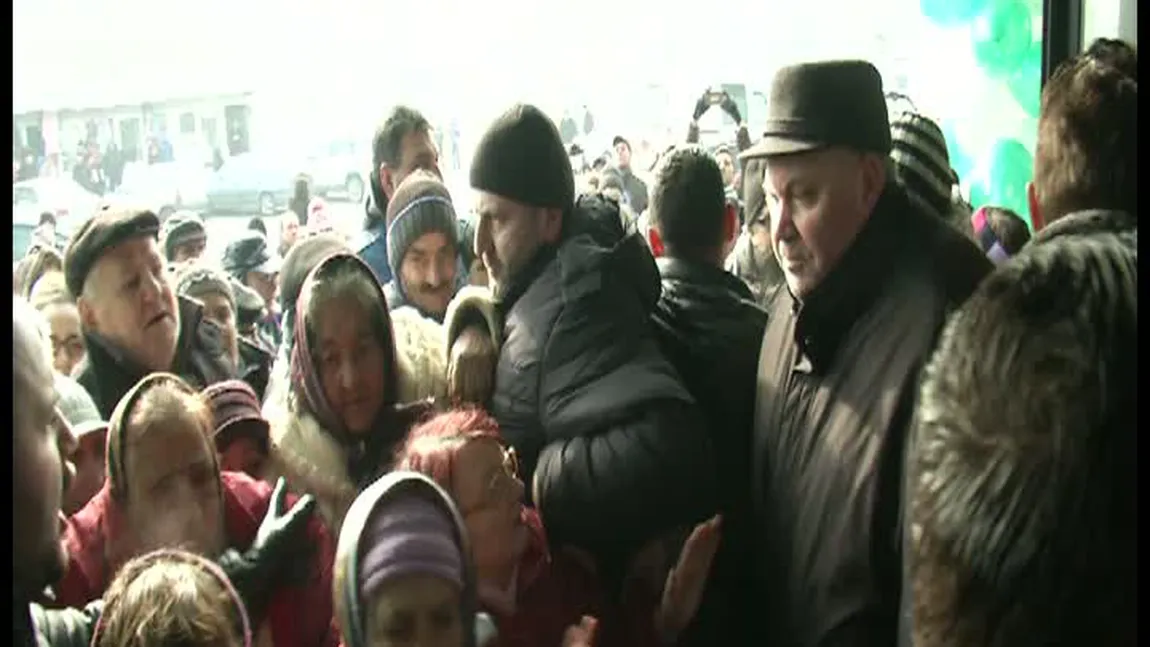 Scene halucinante la Craiova. Sute de oameni s-au călcat în picioare pentru tichete cadou VIDEO