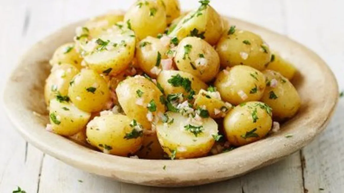 Reţeta zilei: Salată de cartofi cu ceapă şi pătrunjel