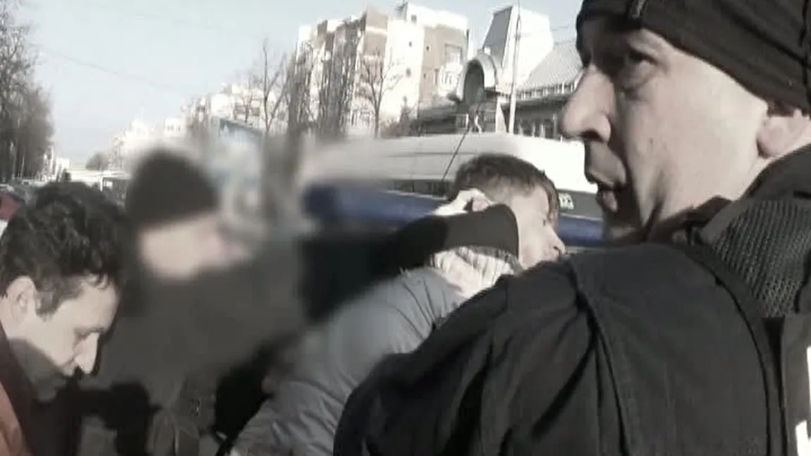 Scene şocante pe o stradă din Buzău. Mai multe femei au fost bătute de un tânăr, trei masini distruse