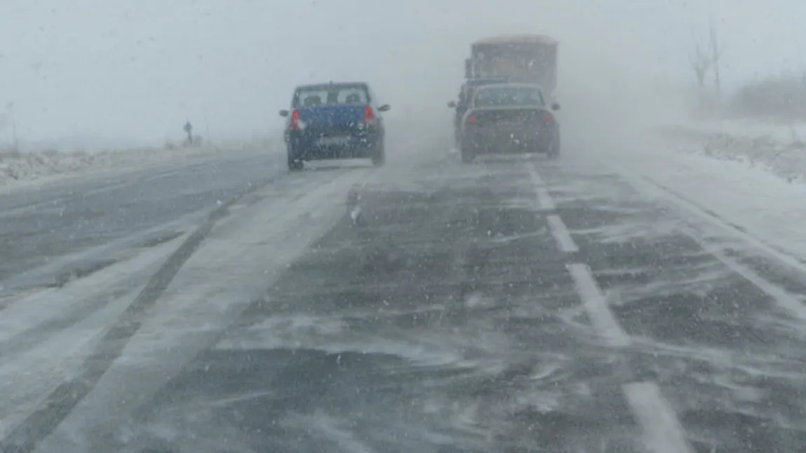 Maşini blocate în trafic din cauza viscolului în Galaţi. 11 austrieci sunt cazaţi la o primărie