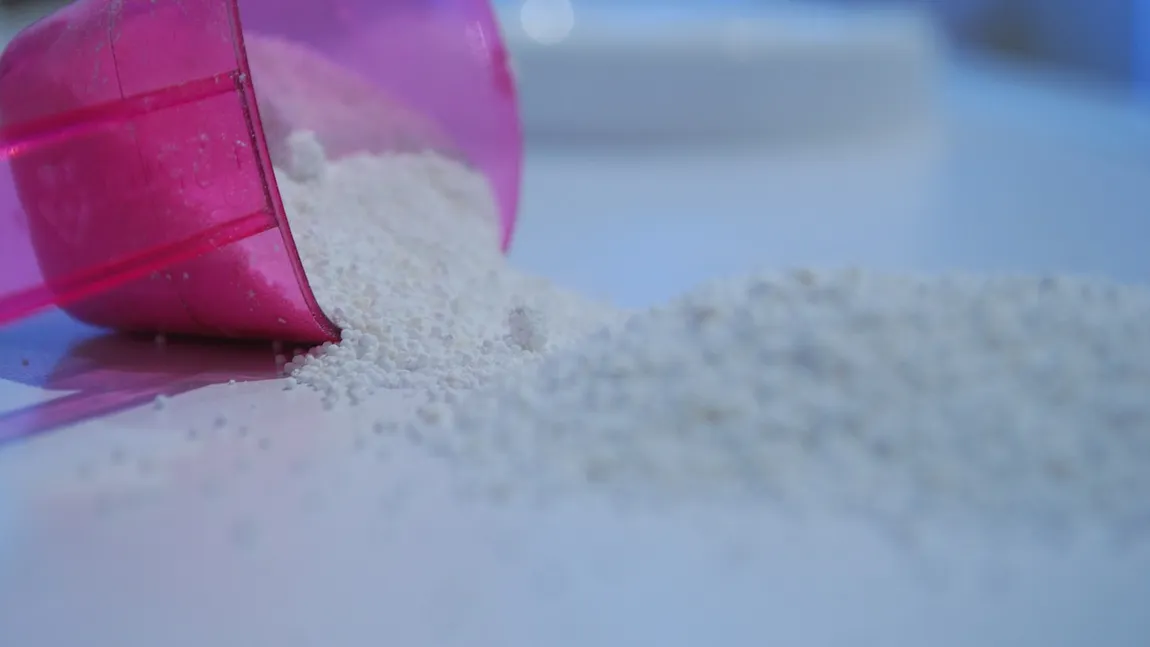 Înlocuieşte înălbitorul cu această combinaţie naturală! Face minuni pentru hainele tale