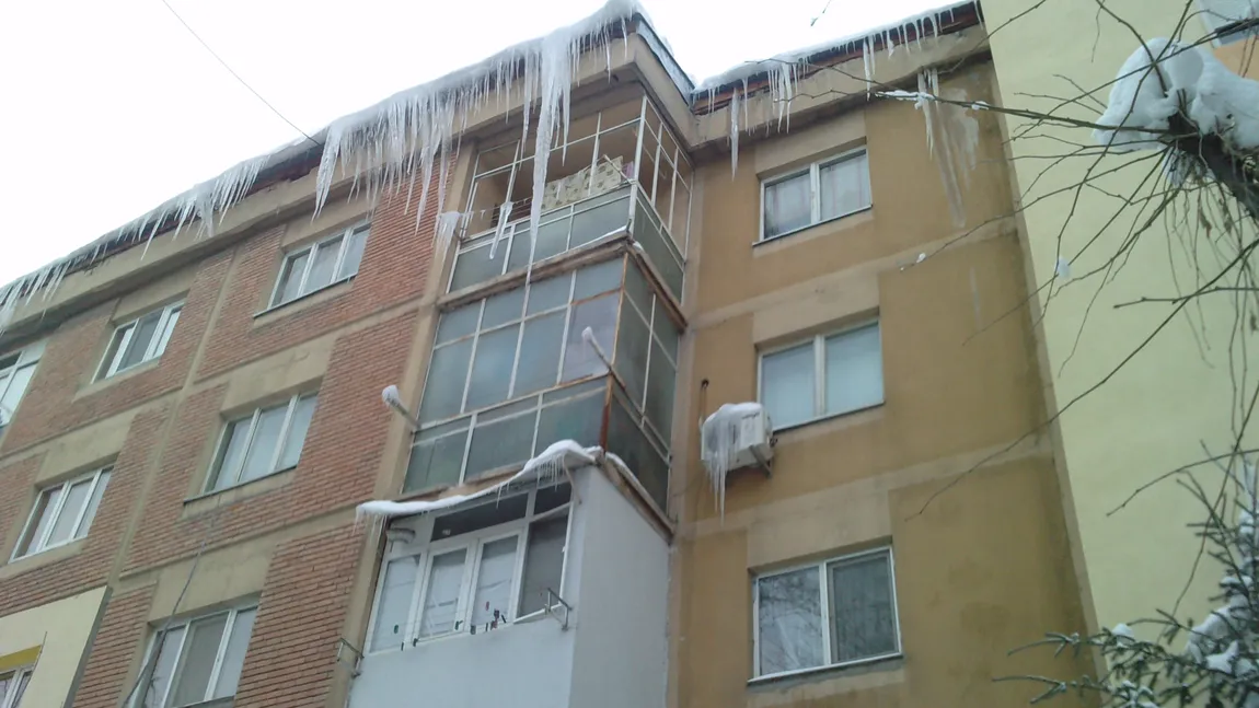 Proprietarii de clădiri pot fi învinuiţi pentru pagube şi vătămări provocate de căderile de ţurţuri