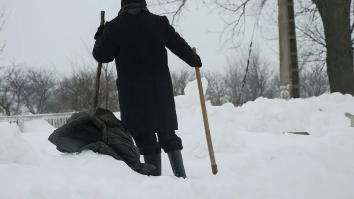 O femeie din Vaslui, găsită moartă în zăpadă, în faţa porţii locuinţei sale