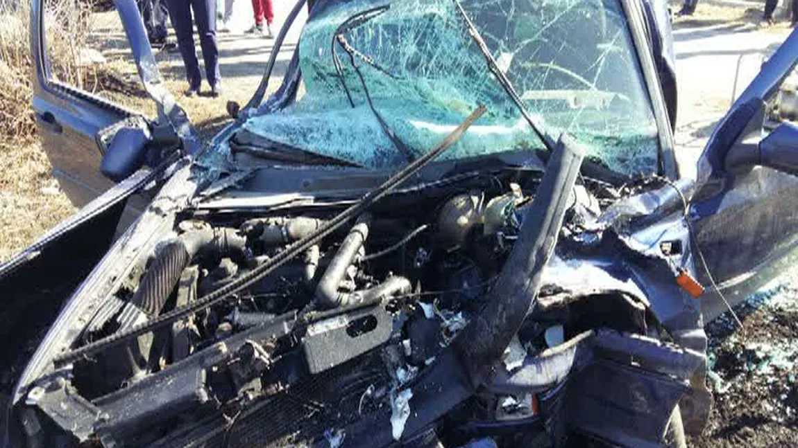 Impact violent cu trenul, doi oameni răniţi