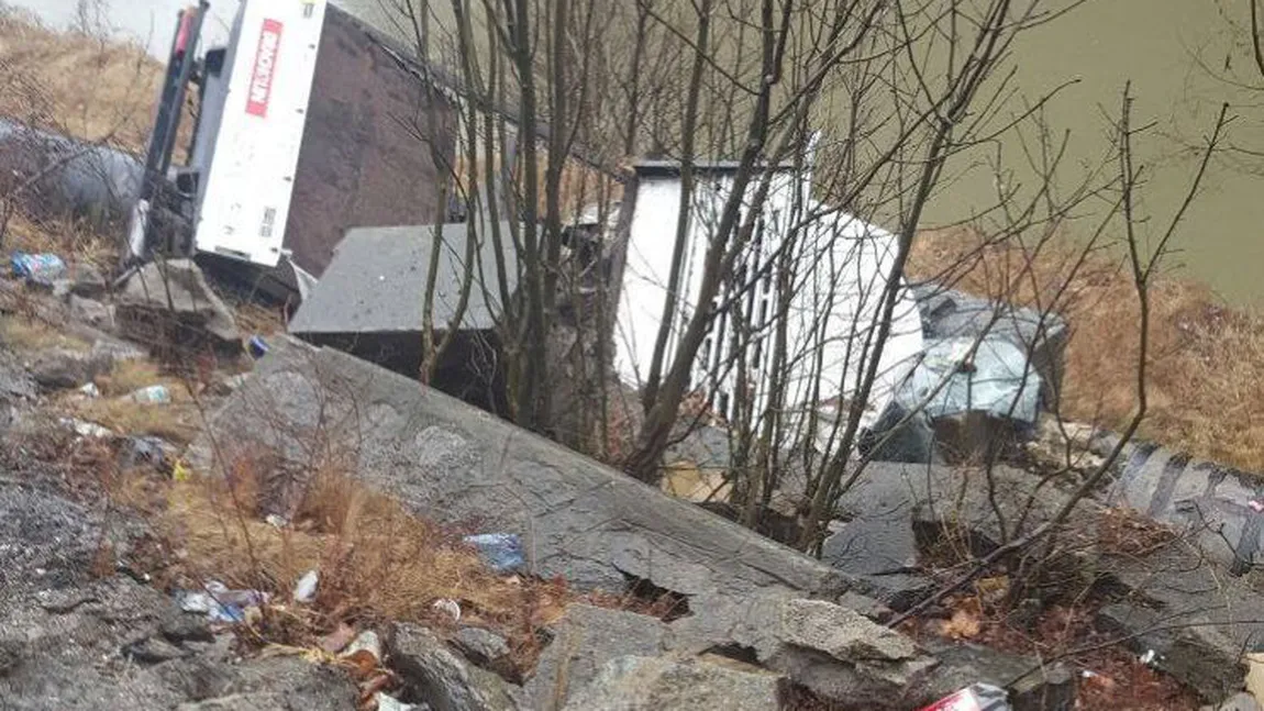 Accident grav în Vâlcea. Două persoane au ajuns la spital după ce camioneta în care se aflau s-a răsturnat în Olt