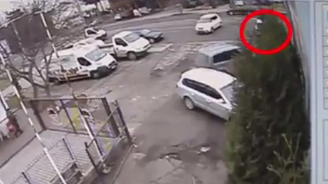 Accident surprins de camarele de supraveghere. Un şofer, lovit în plin din cauza neatenţiei VIDEO