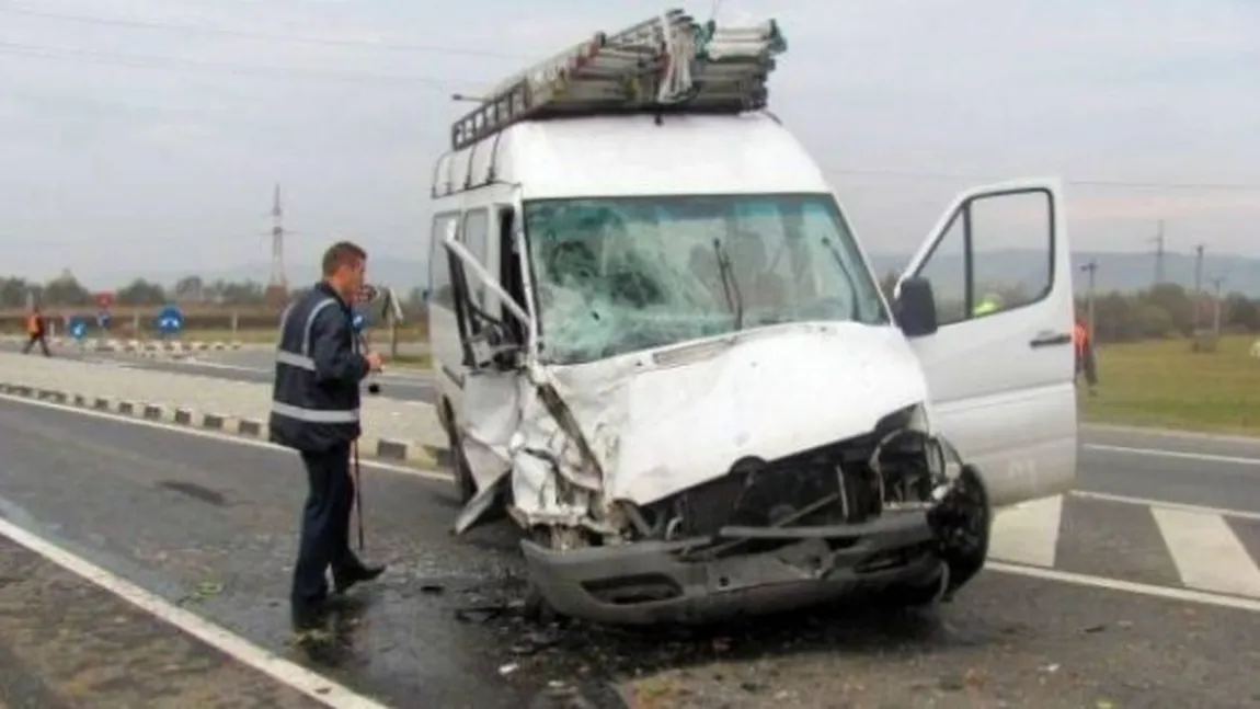 Accident în Cluj: un microbuz şi un TIR s-au ciocnit. 16 RĂNIŢI
