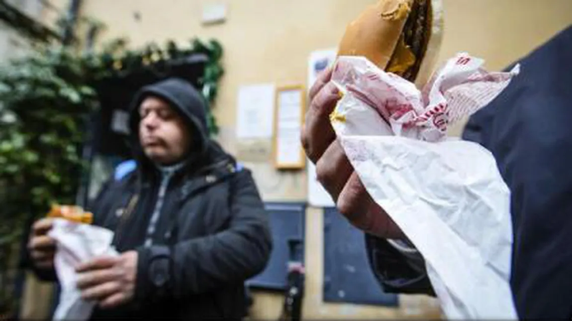 Studiu: Ambalajele de fast-food conţin substanţe potenţial nocive pentru sănătate