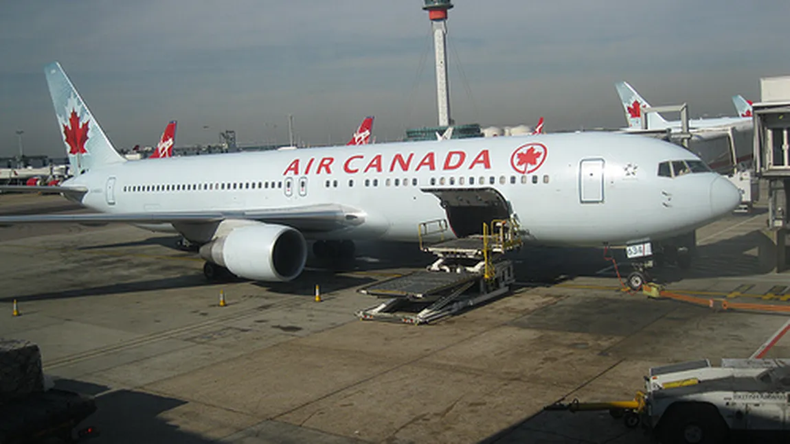 Aterizare de urgenţă a unui avion la Londra, după ce o pasageră a devenit agresivă şi a început să atace