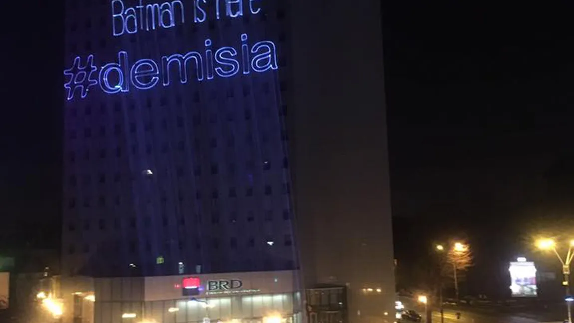 Proprietarul apartamentului de unde au fost proiectate mesaje laser în Piaţa Victoriei, invitat la Poliţia Locală Sector 1 DOCUMENT