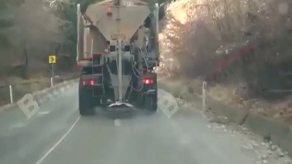 Situaţie incrediblă în Bistriţa. Drumarii aruncă anti-derapant pe şoseaua uscată VIDEO
