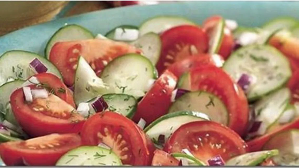 De ce să nu mai pui niciodată roşii şi castraveţi în aceeaşi salată! Nimeni nu ştia asta!