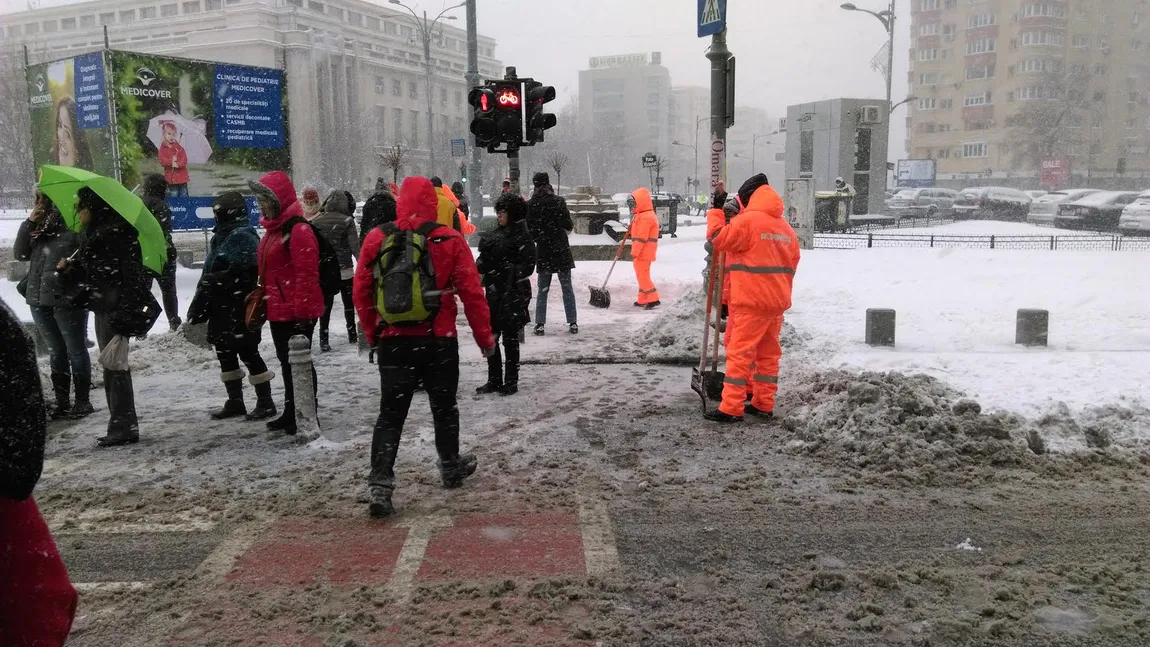 PMB: Operatorii de salubritate trebuie să cureţe de urgenţă trotuarele, străzile laterale şi pistele pentru biciclişti UPDATE