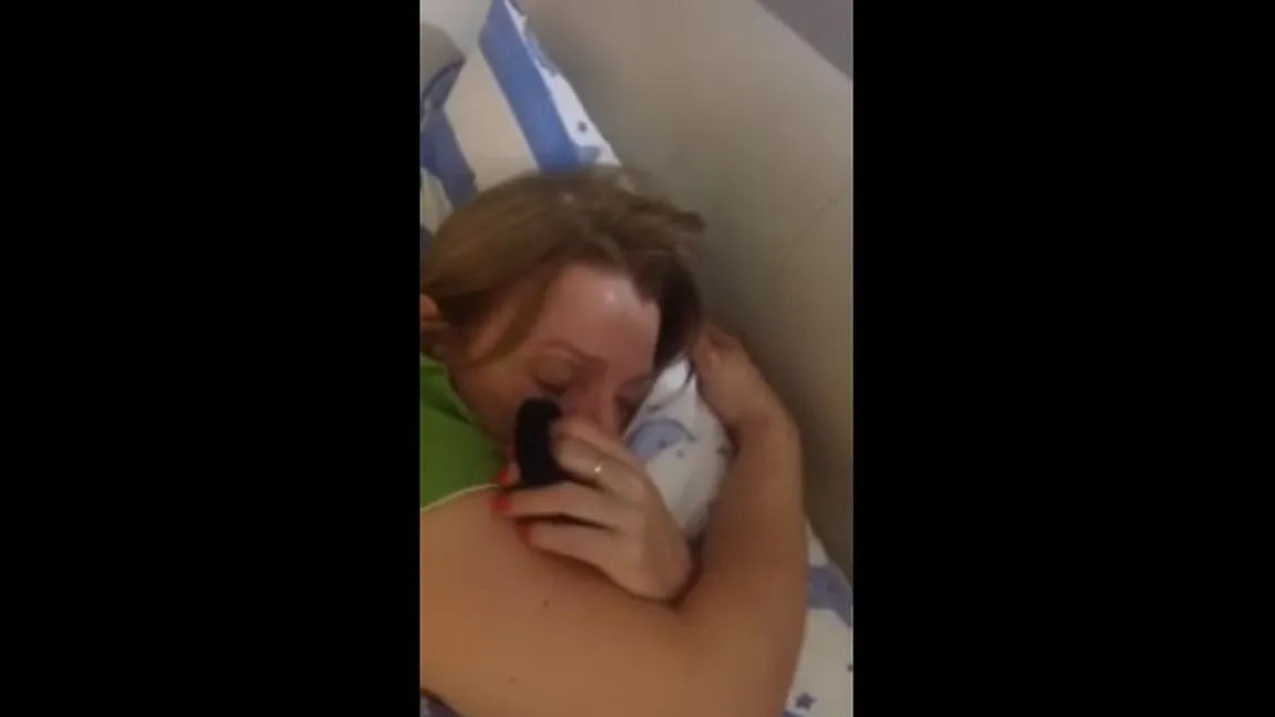Video VIRAL. Iată ce face această femeie în somn. Soţul nu poate dormi lângă ea
