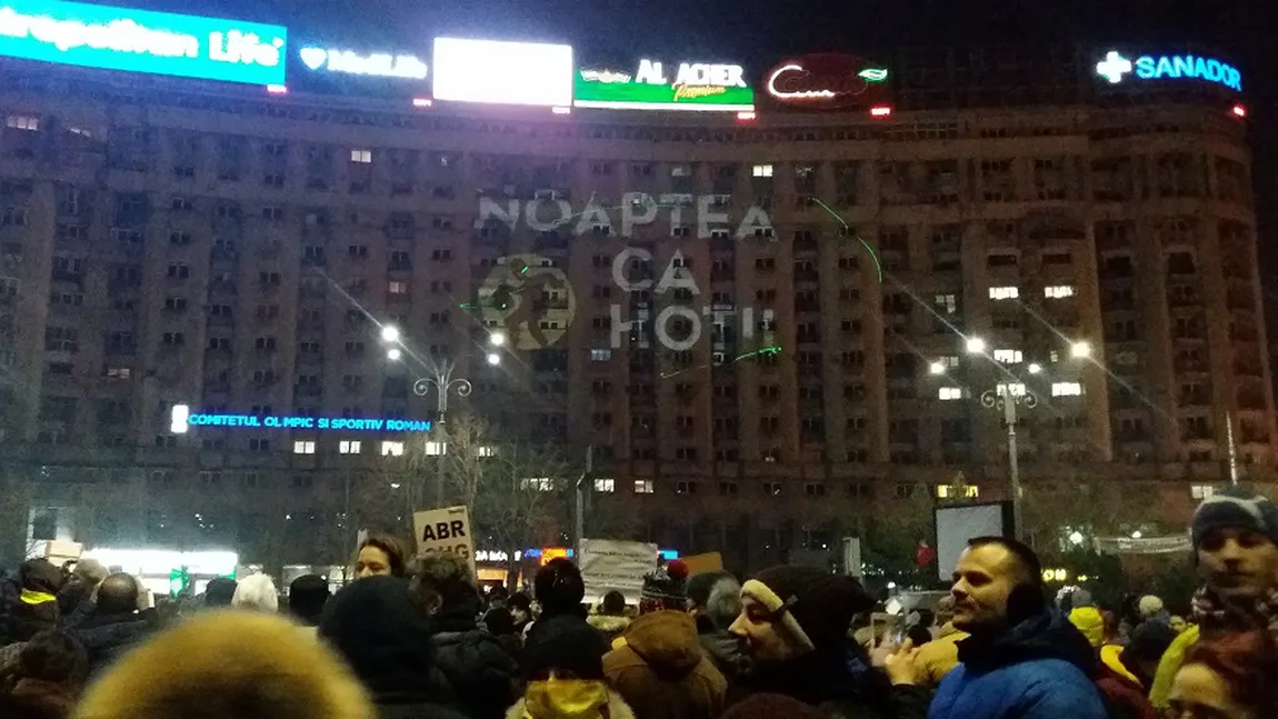 Cine sunt tinerii care au făcut proiecţia video în Piaţa Victoriei VIDEO