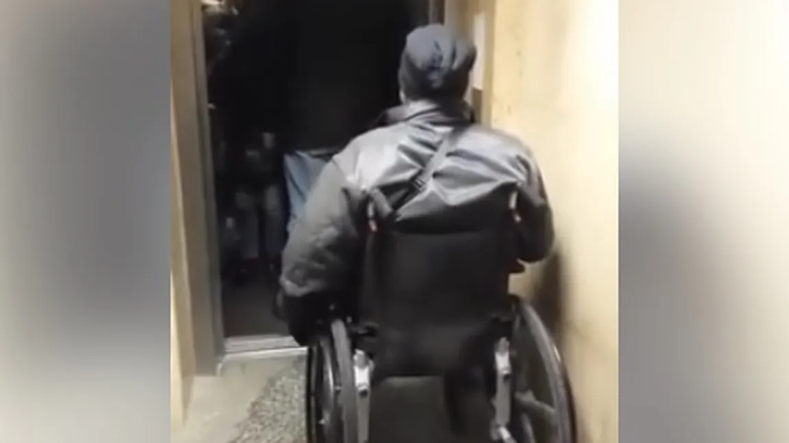 SITUAŢIE HALUCINANTĂ la metrou. Un bărbat în scaun cu rotile nu poate folosi liftul din cauza altor oameni VIDEO