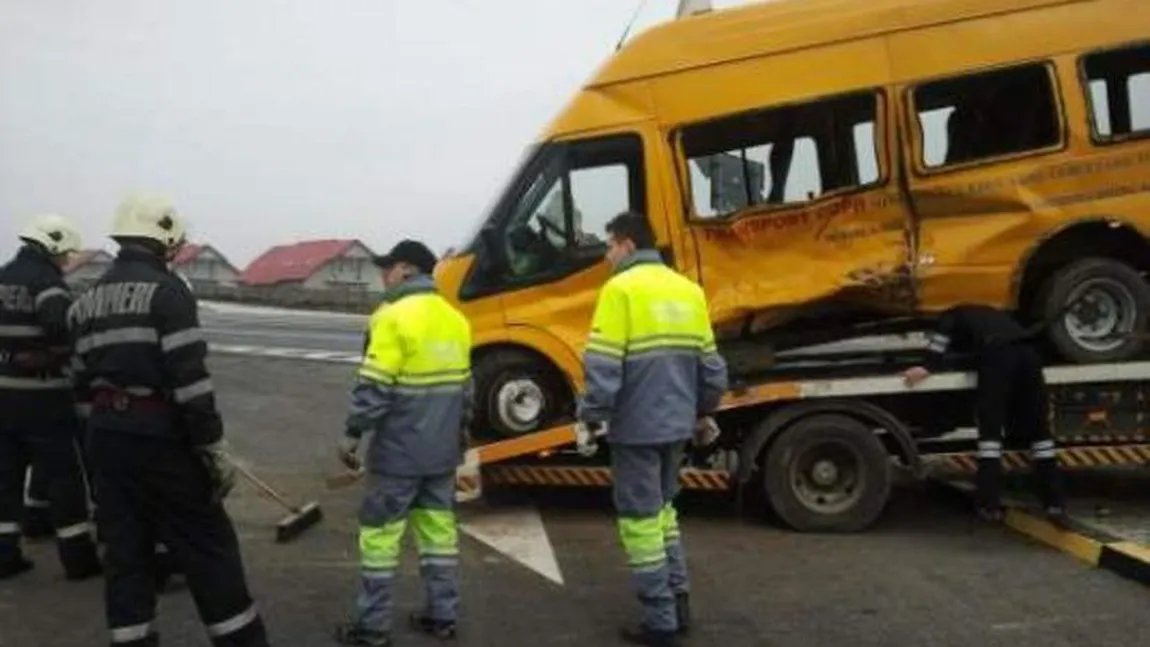 Microbuz şcolar implicat într-un accident, la Vaslui. Zece copii au fost duşi la spital